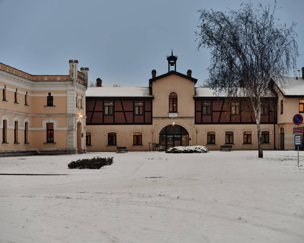 Budynek hotelowy</br>z pokojami gościnnymi
